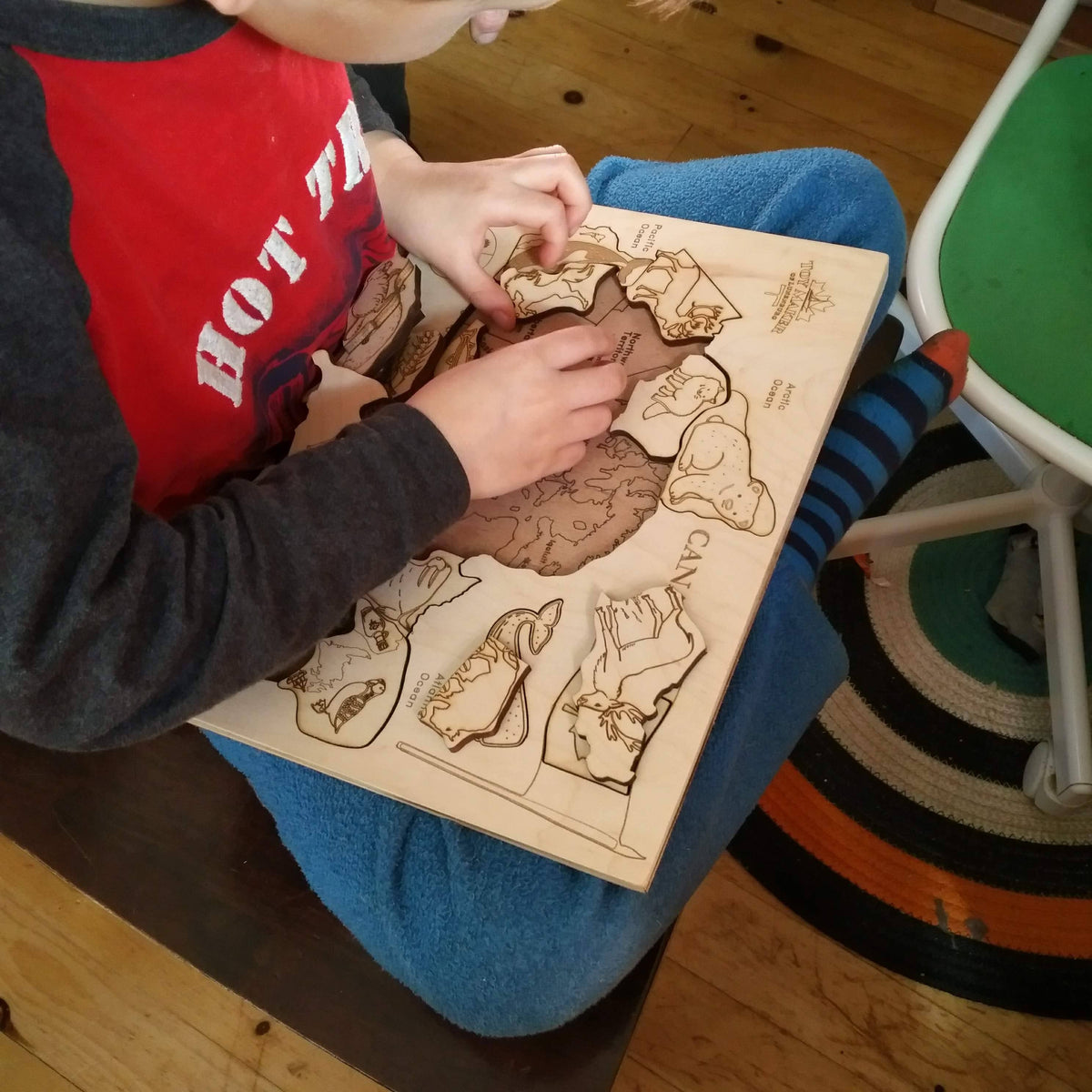 Wooden Canada map puzzle with native animal pieces, photo 3