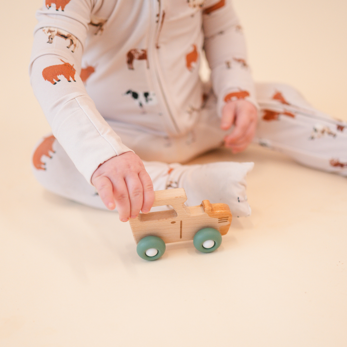 Wooden toy tractor for toddlers, photo 2